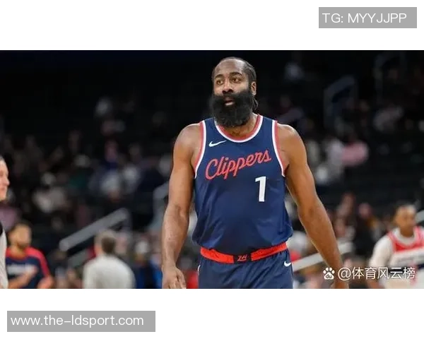 哈登半场表现低迷仅得1分却送出10次助攻展现团队精神